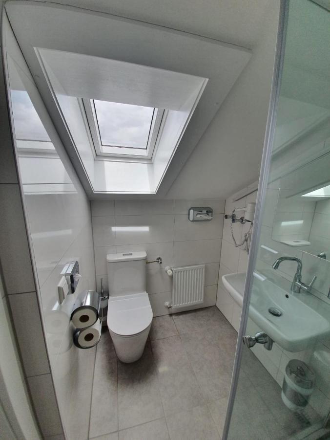 Einzelzimmer mit Gemeinschaftsdusche und -WC