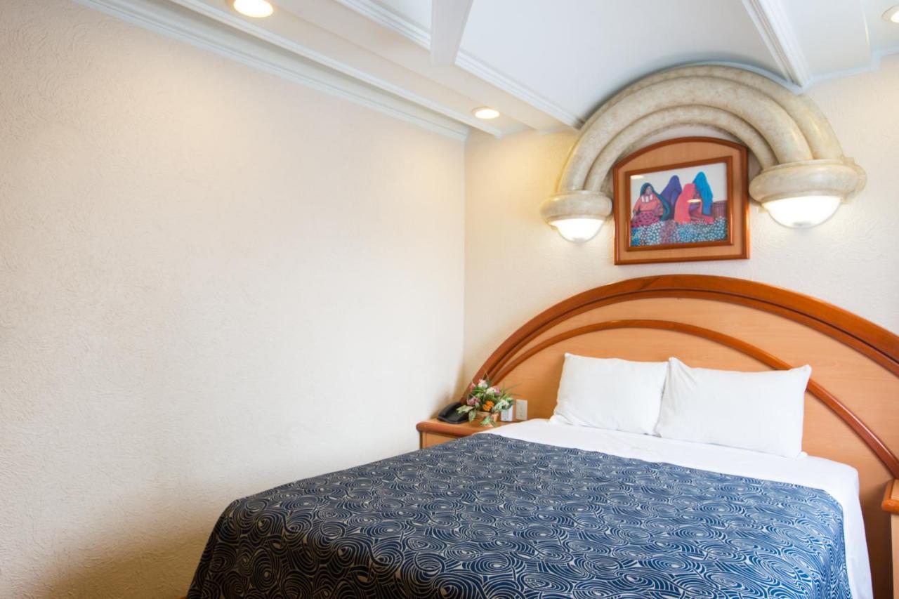 Habitación con cama grande