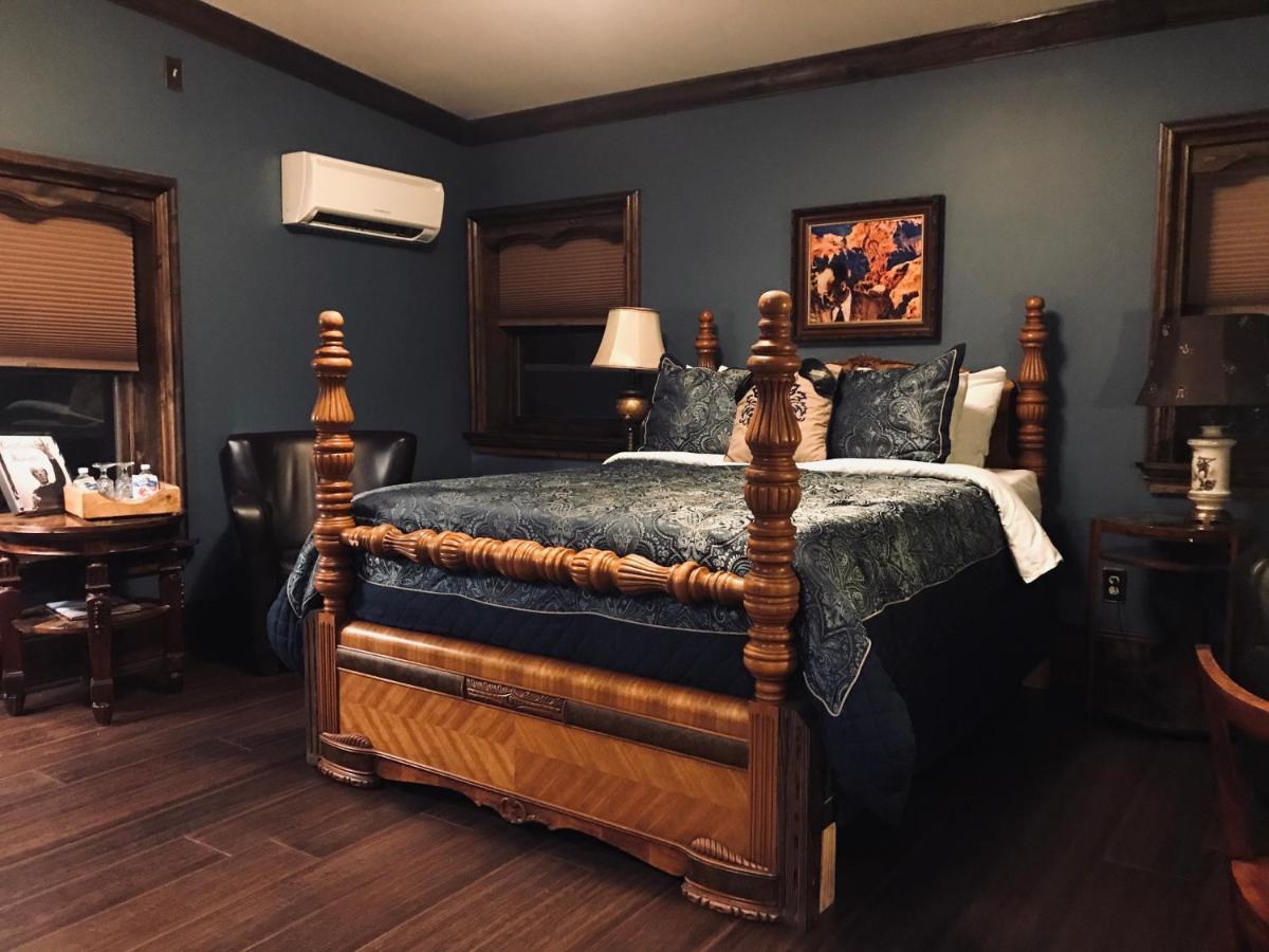 Deluxe Queen Suite