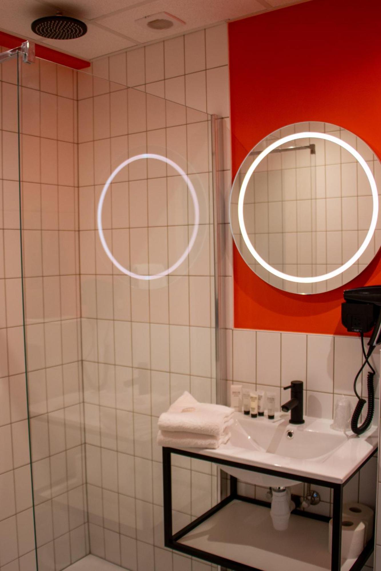 Doppelzimmer mit kleinem Balkon
