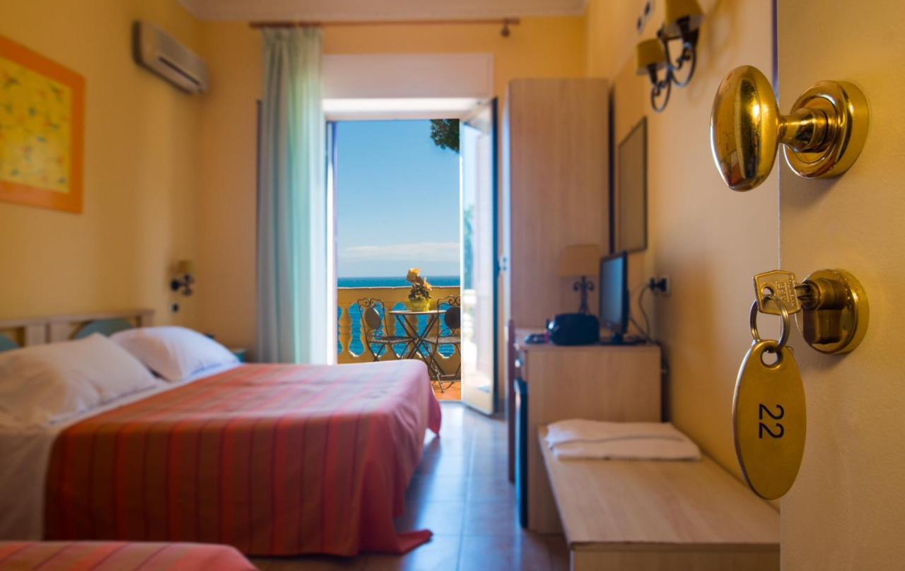 Driepersoonskamer met Balkon en Uitzicht op Zee