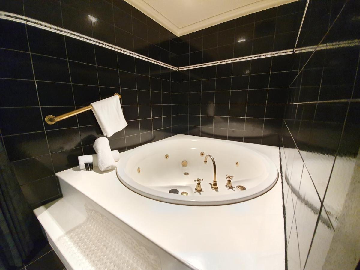 Zimmer mit Kingsize-Bett und Spa