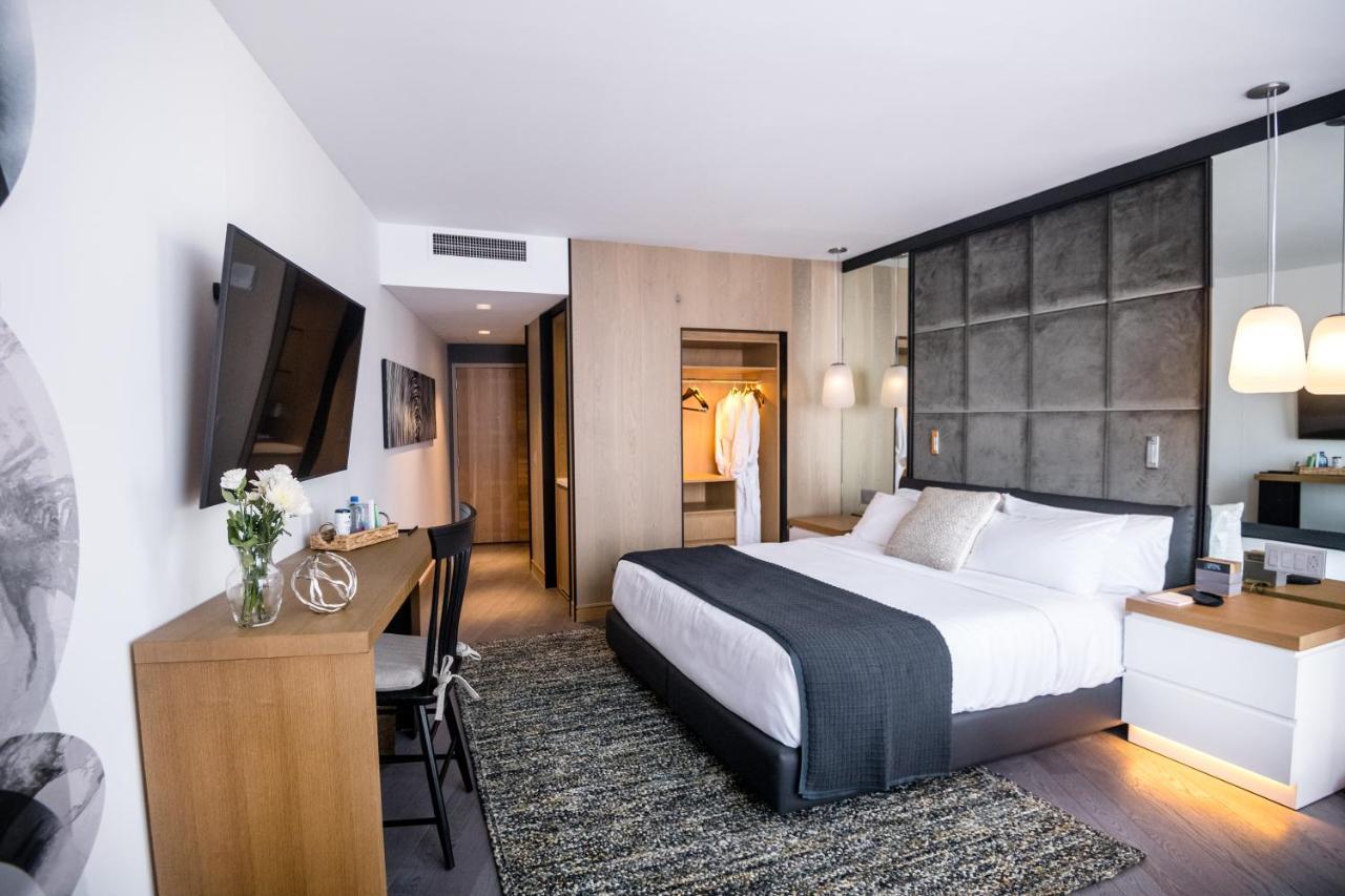 Skyline Club Level King Suite