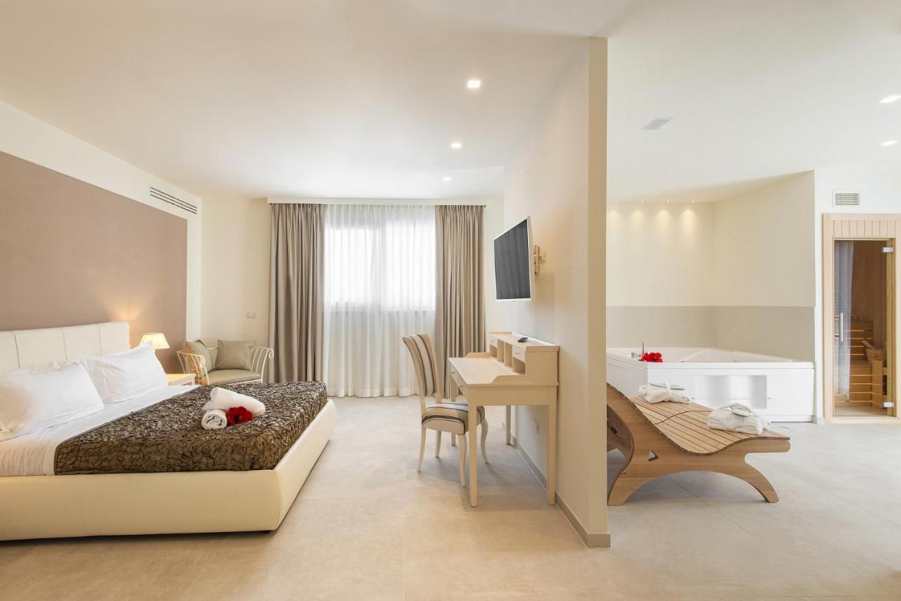 Suite with Spa Access,1010404609:JPEG