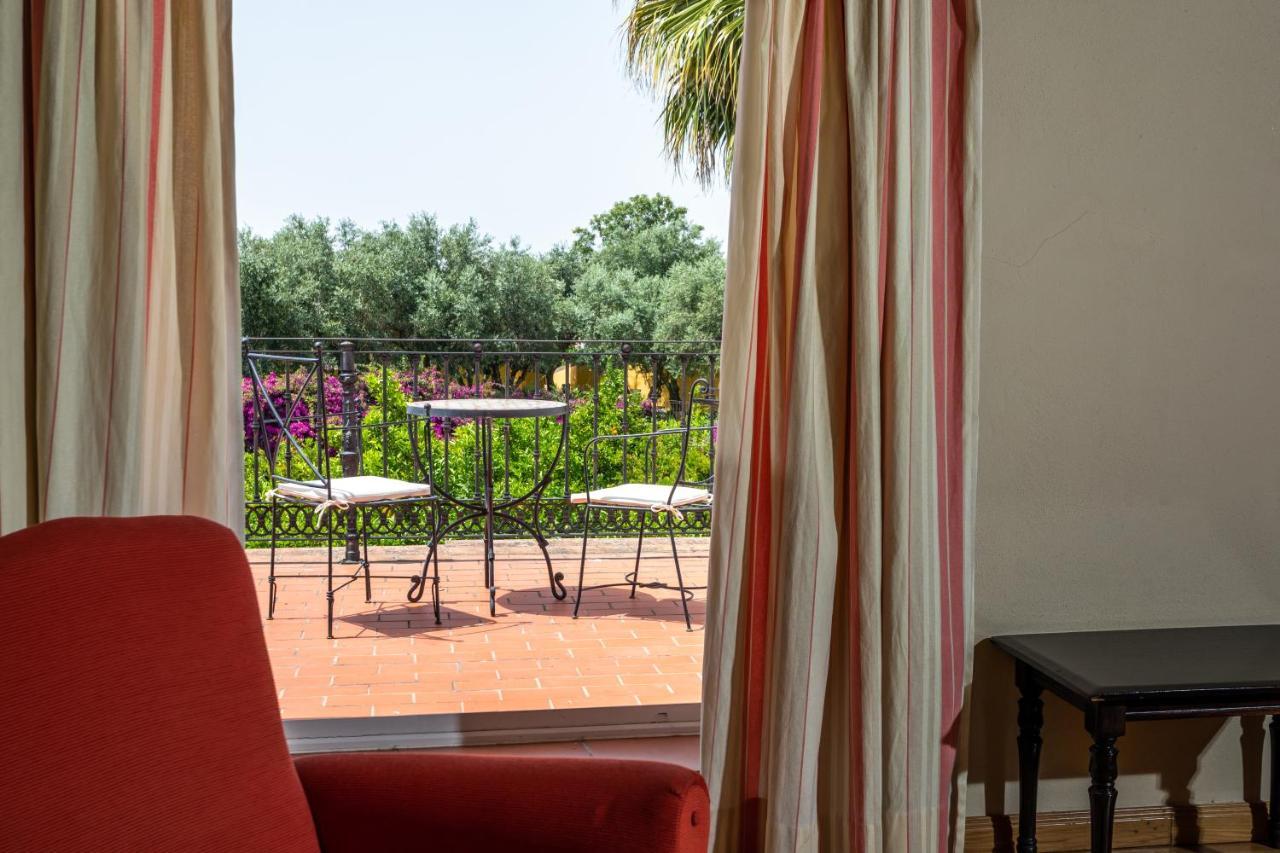 Habitación Doble Superior con un balcón con vistas al jardín