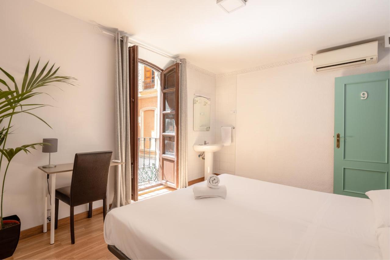 Quarto com Cama de Casal ou 2 de Solteiro e Banheiro Compartilhado