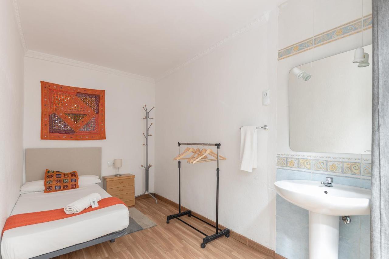 Quarto Individual Standard com Banheiro Compartilhado