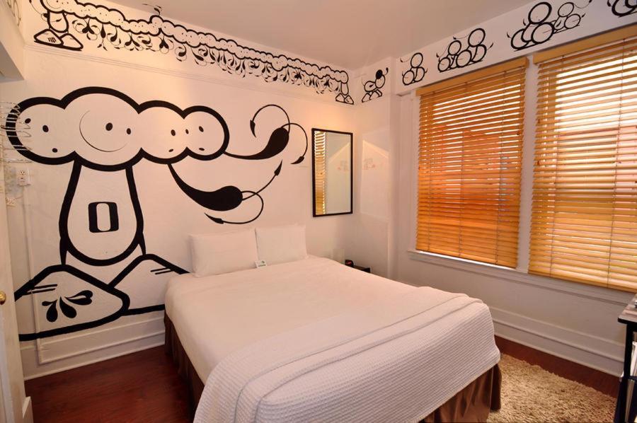 Kamer met Queensize Bed en Gedeelde Badkamer