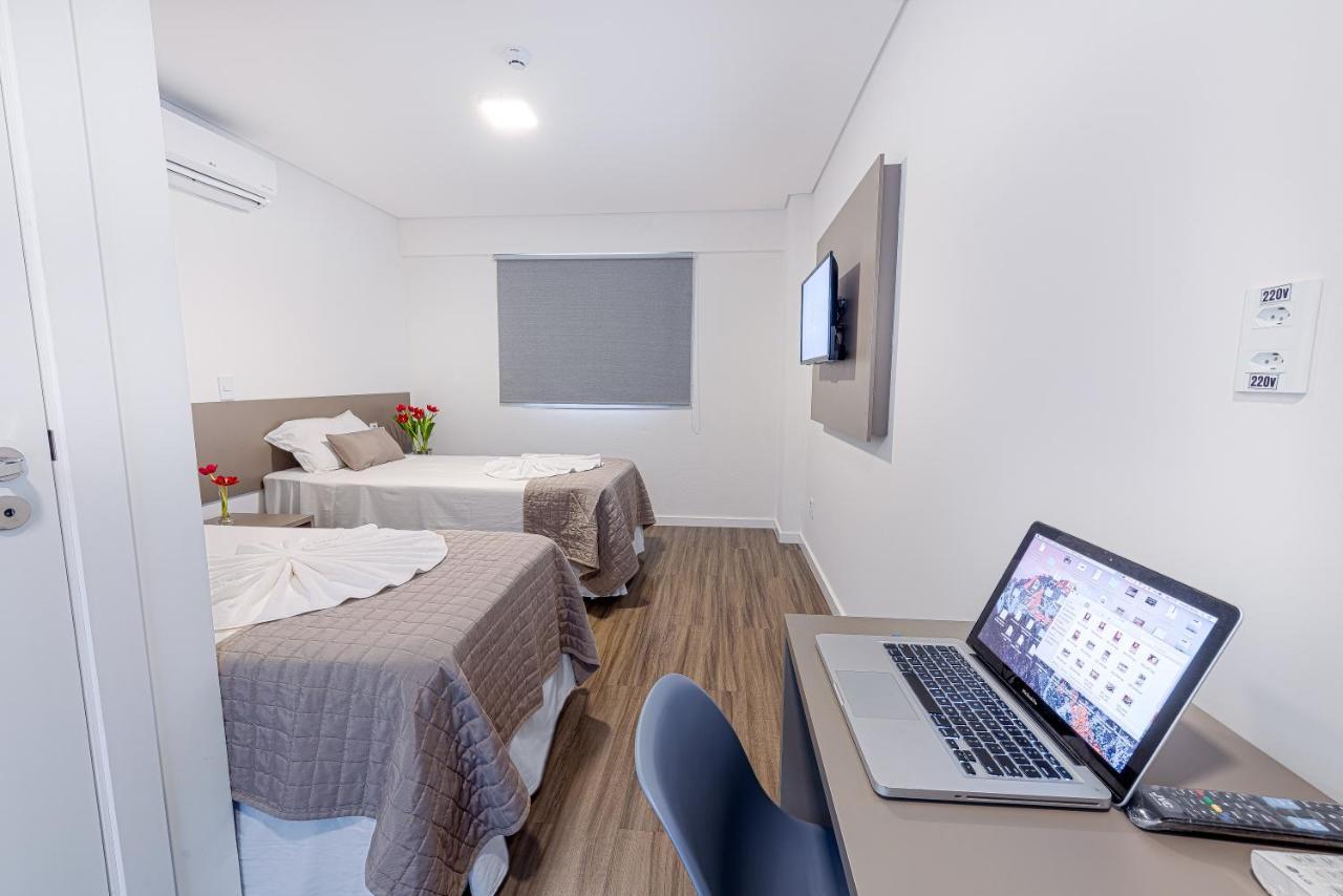 Quarto com 2 Camas de Solteiro