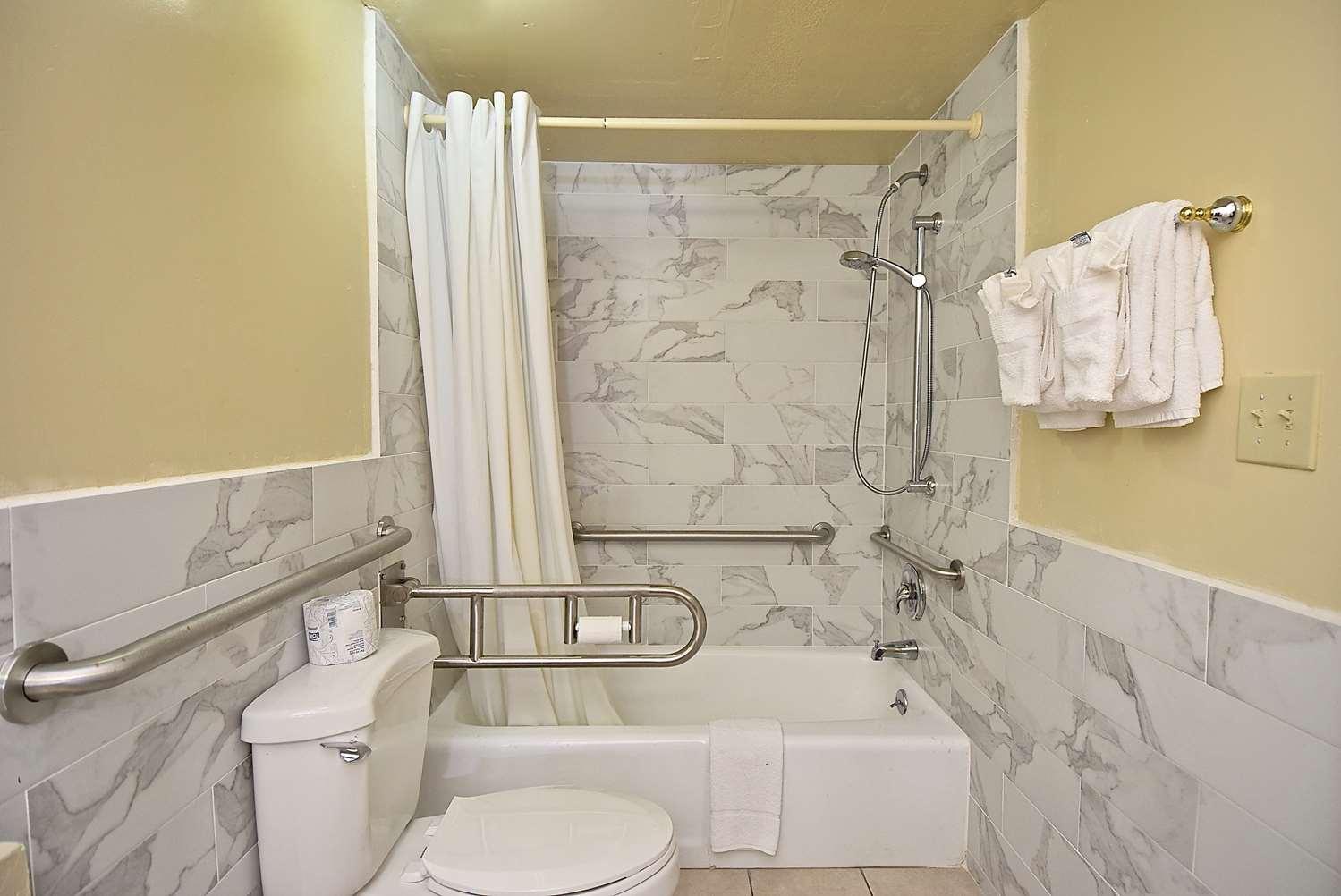Chambre Lit King-Size avec Baignoire - Adaptée aux Personnes à Mobilité Réduite - Non-Fumeurs