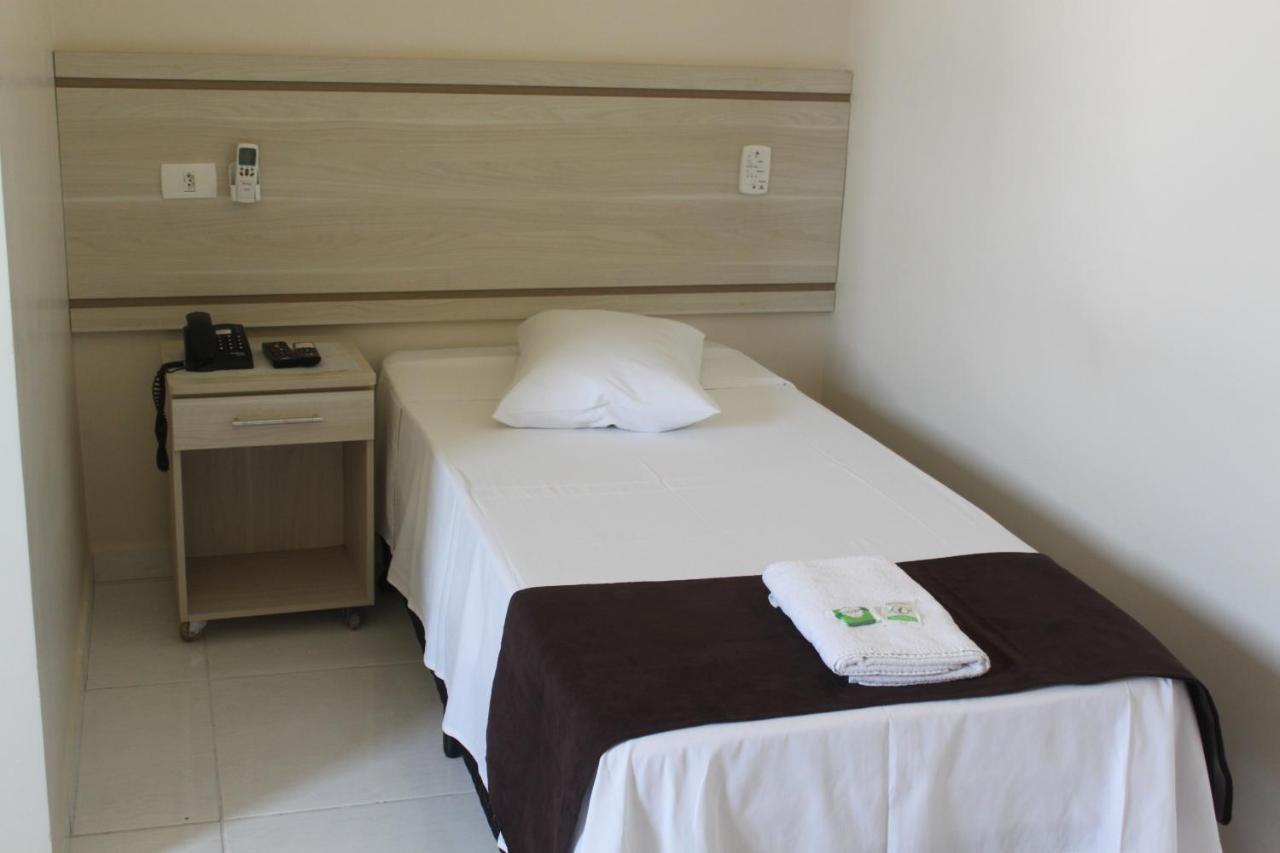Quarto com 2 Camas de Solteiro