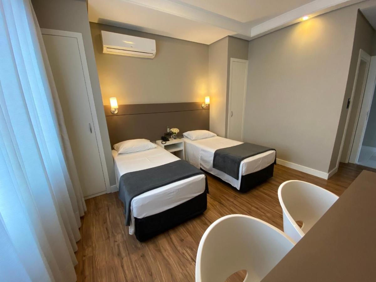 Quarto Deluxe com 2 Camas de Solteiro