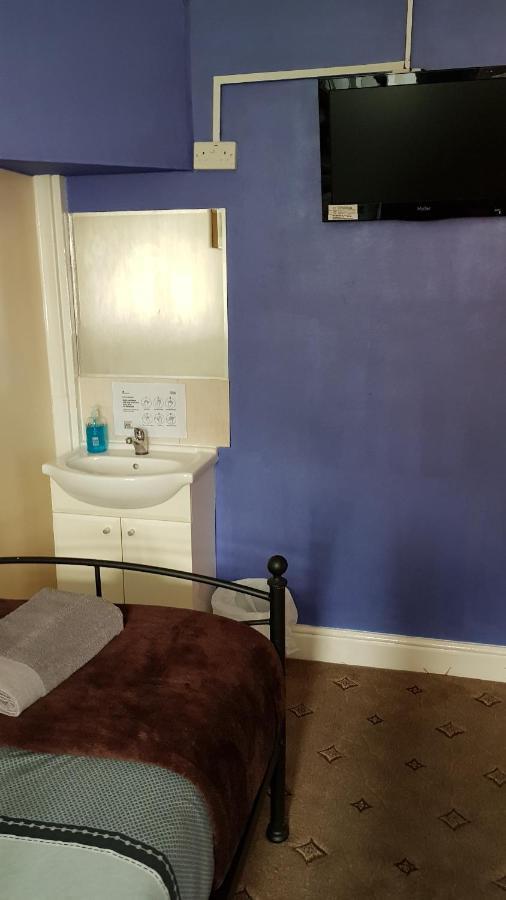 Deze driepersoonskamer heeft een gedeelde badkamer.