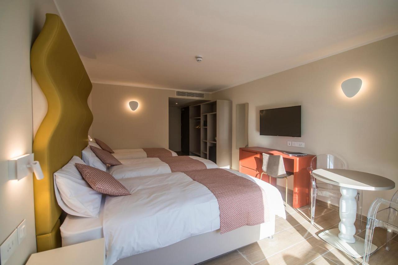 Quarto Triplo com Vista Mar Lateral
