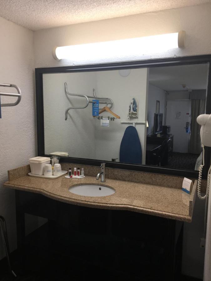 Deluxe King Room Bath Tub Mobility or Hearing Accessible Non-Smoking,1029540214:JPEG