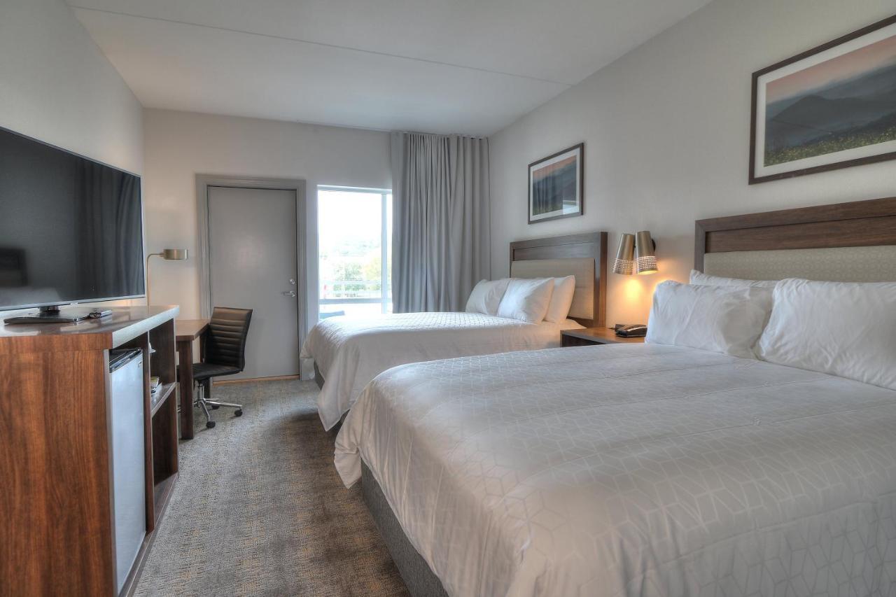 One-Bedroom Suite with Two Queen Beds, Sofa Bed and Balcony