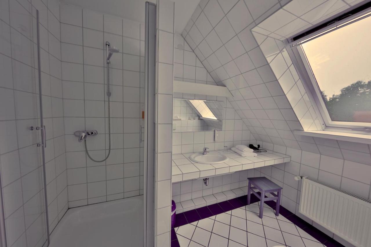 Single Room Bathroom,1260388522:JPEG
