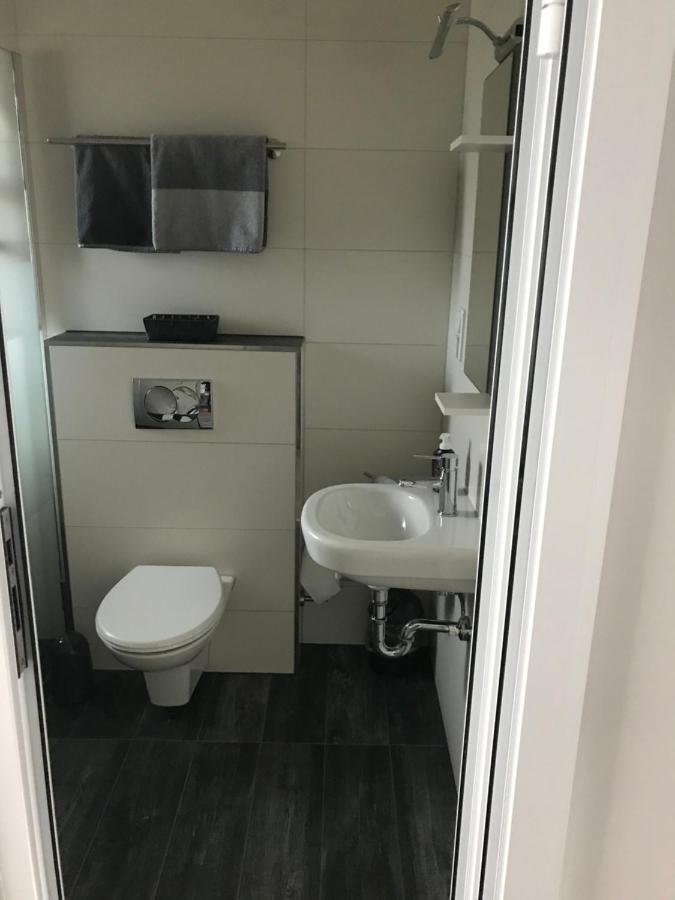 Dreibettzimmer mit Dusche