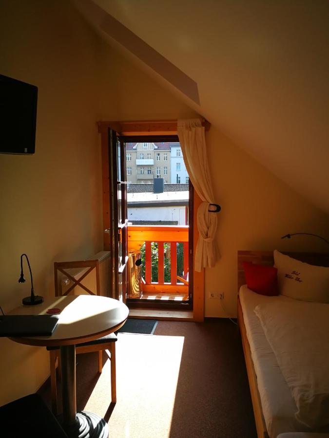 Zweibettzimmer mit Balkon