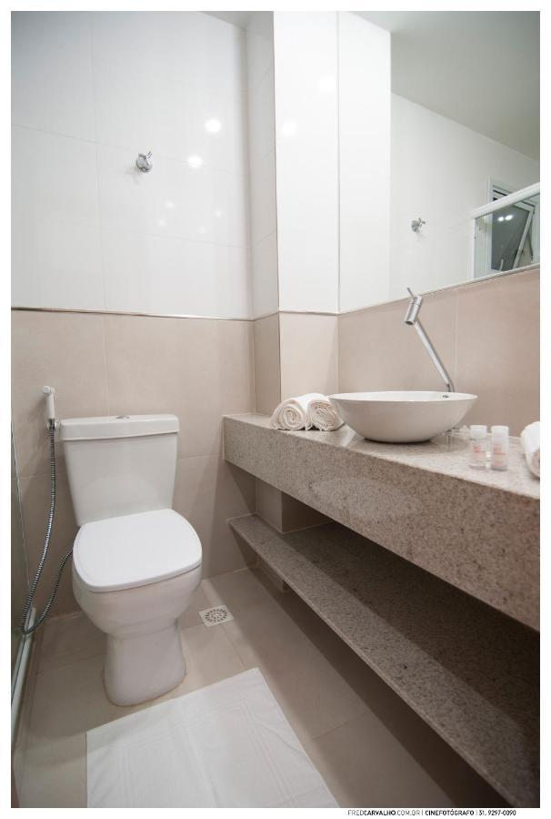 Quarto com 2 Camas de Solteiro e Banheiro Privativo