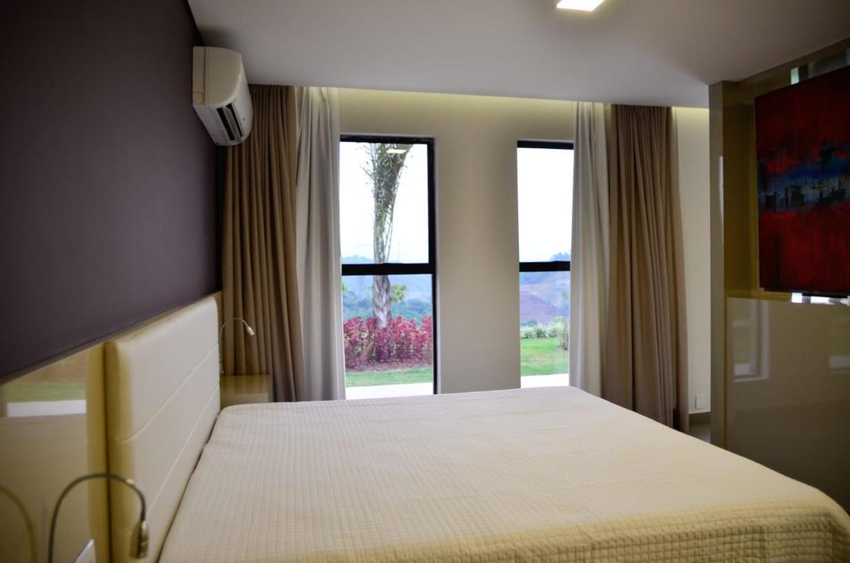 Quarto com Cama King-size e Banheira de Hidromassagem