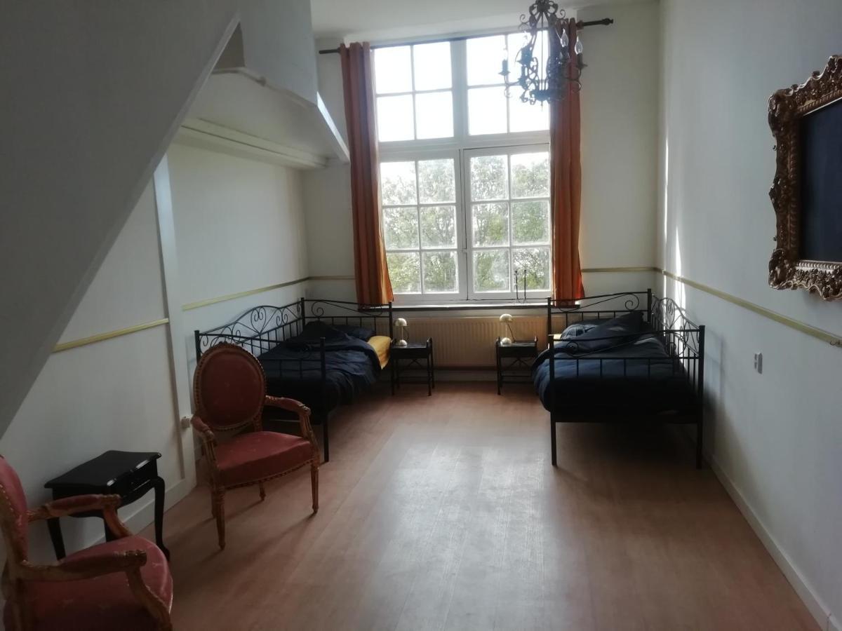 Tweepersoonskamer met 2 Aparte Bedden en Gedeelde Badkamer