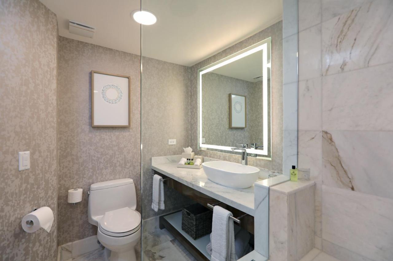 Habitación Doble Clásica con 2 camas dobles y vistas a la piscina