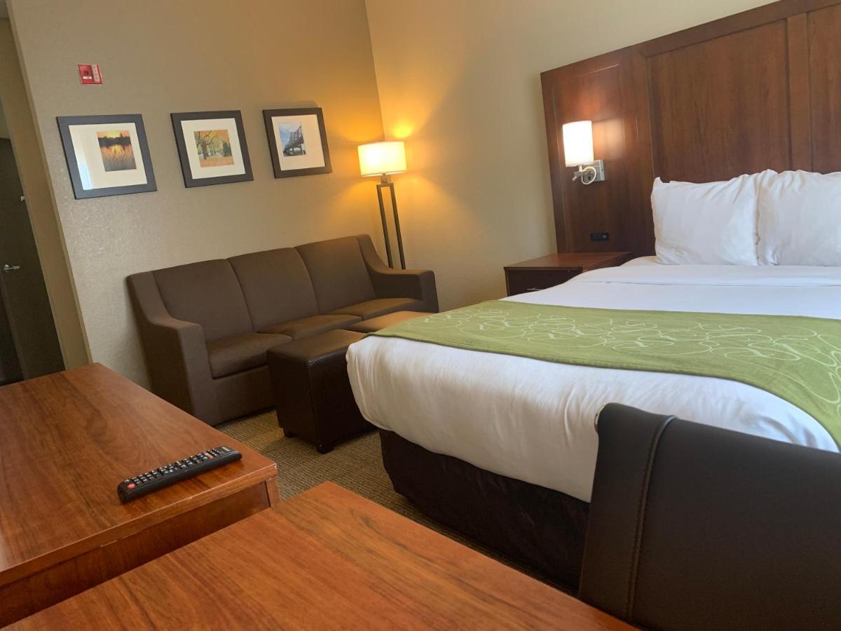 Queen Suite with Tub - Accessible/Non-Smoking