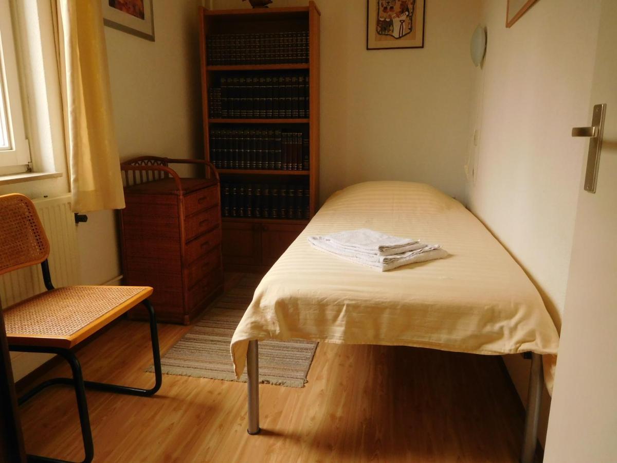 Eenpersoonskamer met Gedeelde Badkamer en Toilet