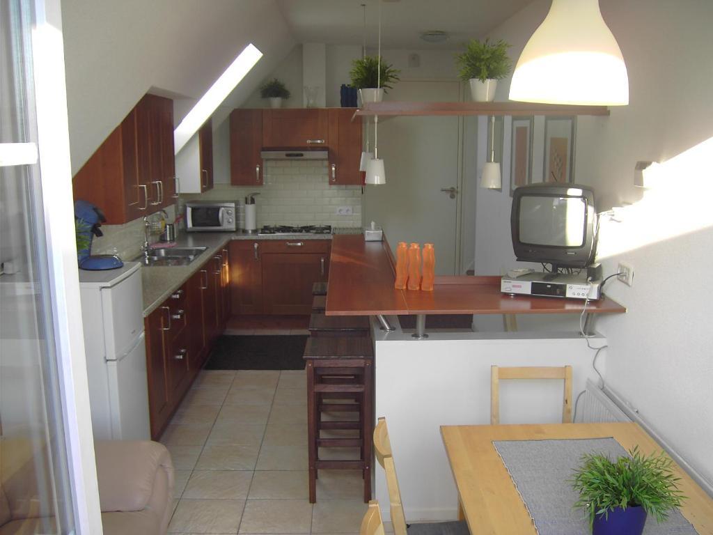 Deze driepersoonskamer heeft een gedeelde badkamer.