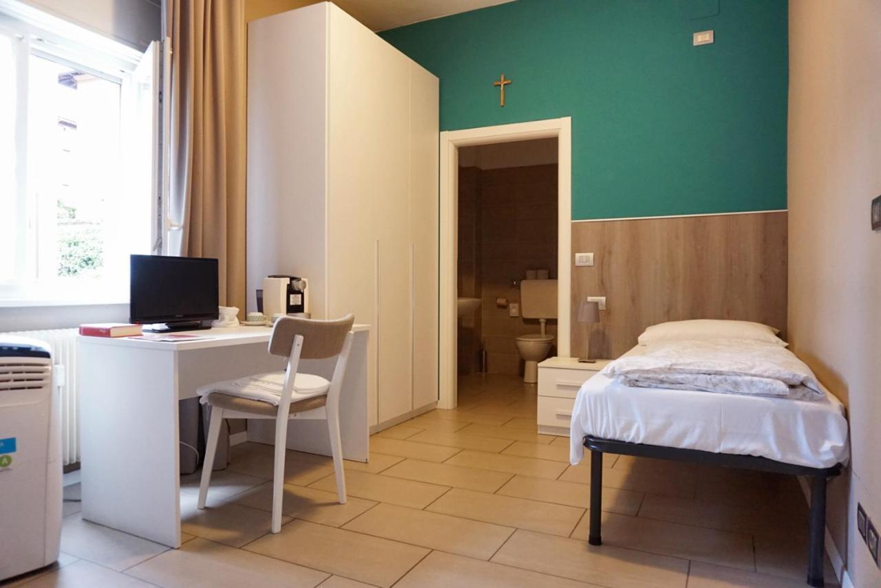 Tweepersoonskamer met 2 Aparte Bedden en Eigen Badkamer