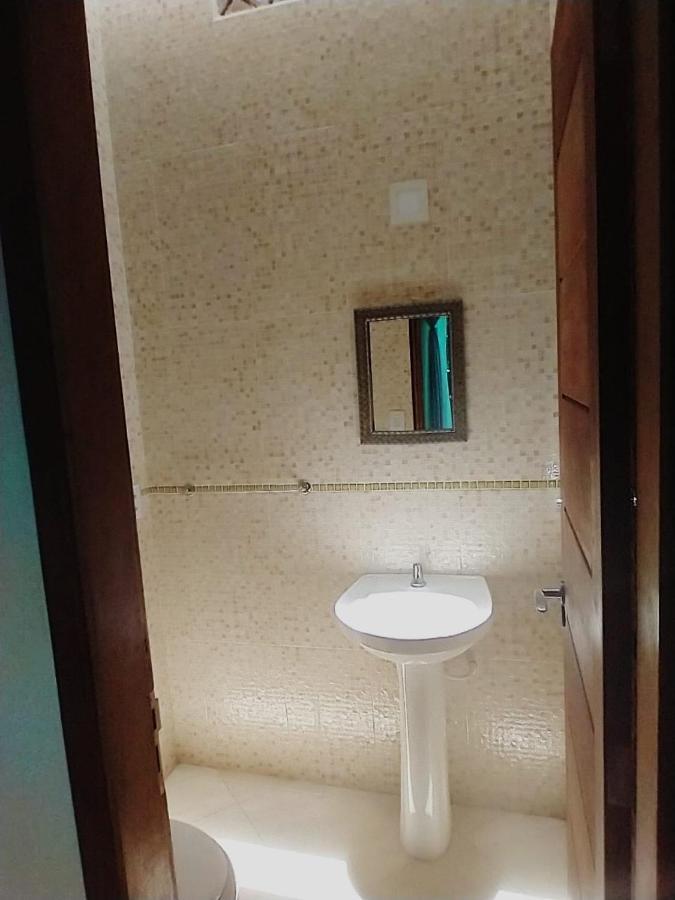 Suíte com Cama King-size e Vista da Piscina