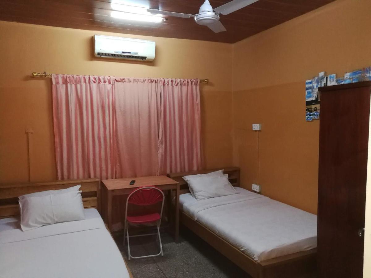 Zweibettzimmer mit eigenem Bad außerhalb des Zimmers
