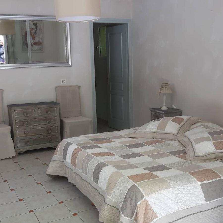 Chambre Lit King-Size - Vue sur Piscine