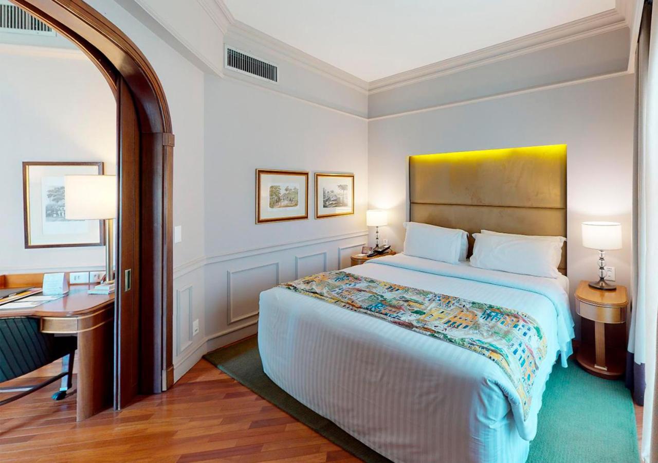 Habitación con cama grande