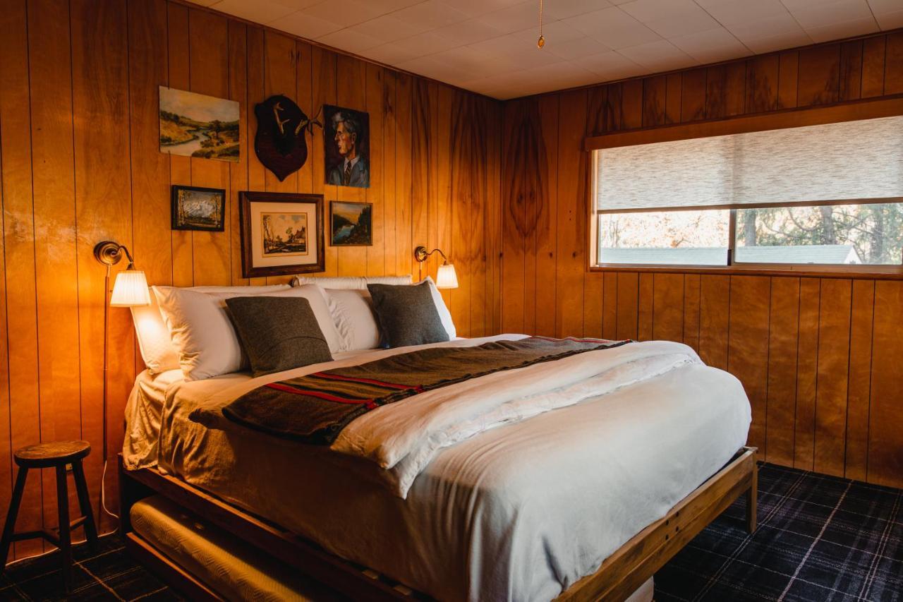 Deluxe Double Room (2 Adults + 1 Child)