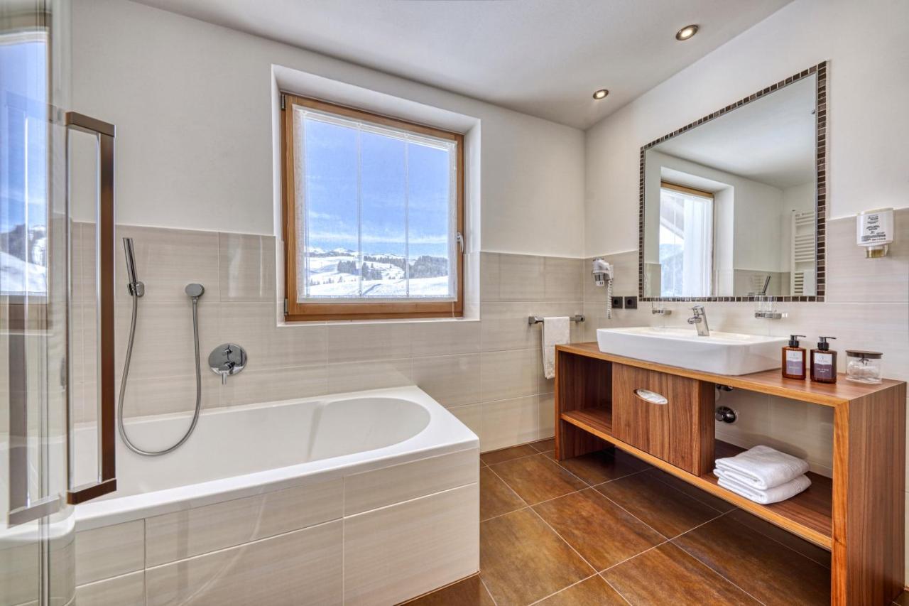 Junior Suite met Balkon en Uitzicht op de Bergen