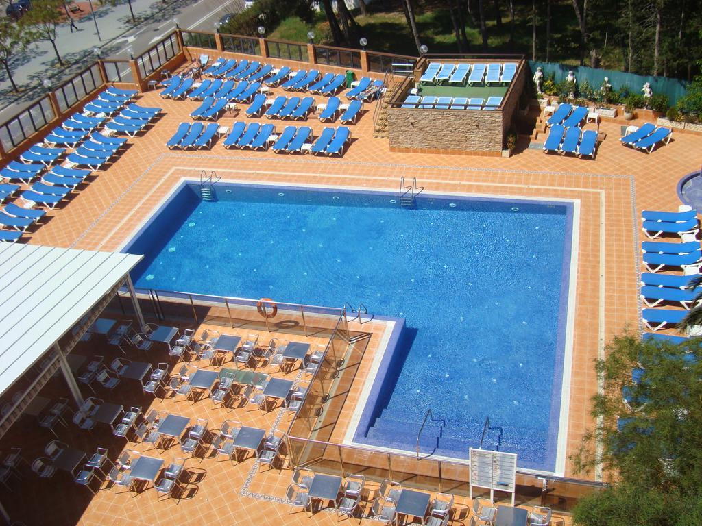 Chambre Double ou Lits Jumeaux Deluxe - Vue sur Piscine (2 Adultes + 1 Enfant)