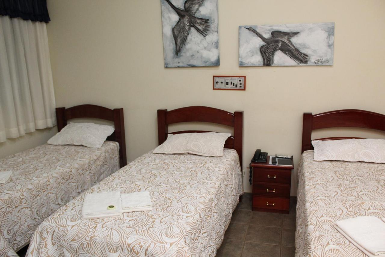 Quarto Triplo com Banheiro Externo Privativo