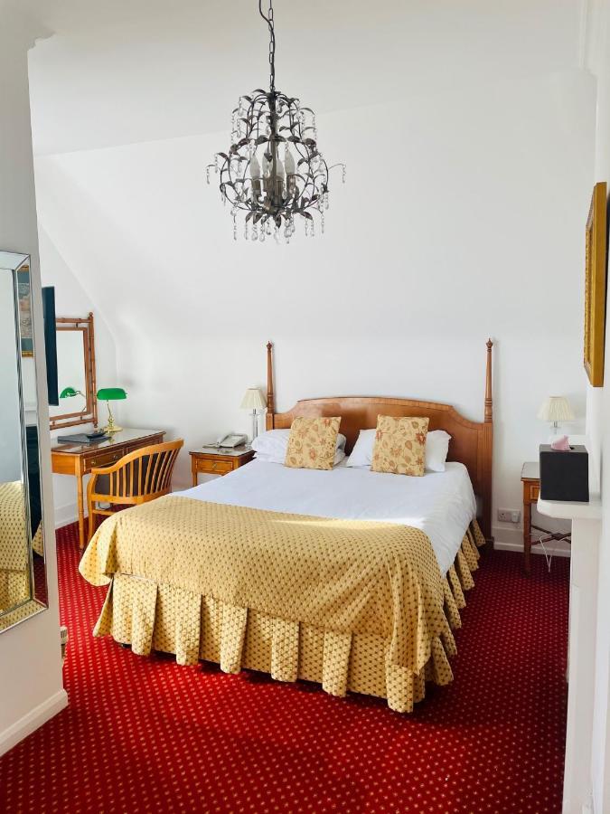 Zimmer mit Kingsize-Bett