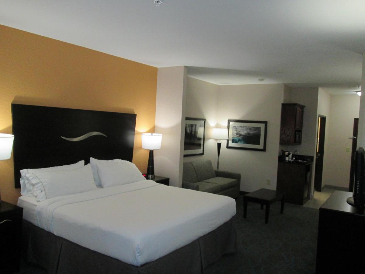 Standard King Room with Roll-in Shower - Mobility Accessible