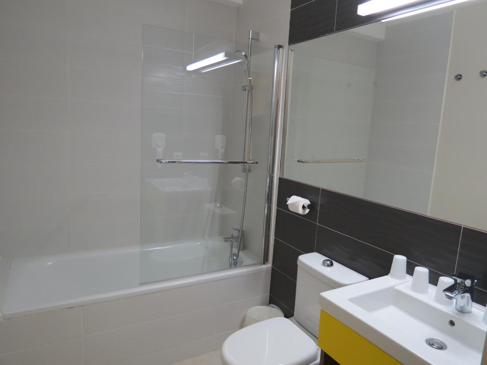 King Apartment Two Sofa Beds Kitchen Bath Tub Private Terrace Non-Smoking,1280854348:JPEG