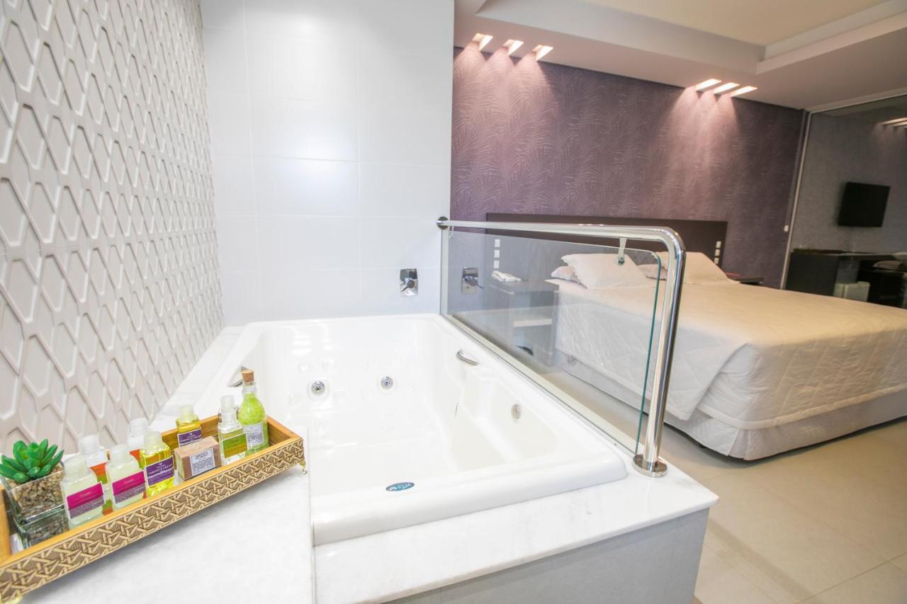 Suíte com Cama King-size e Banheira de Hidromassagem