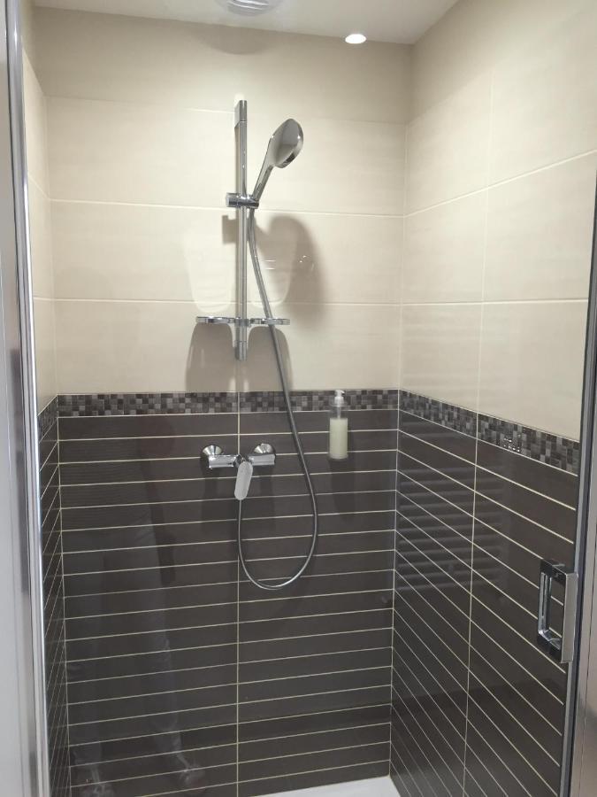 Chambre Quadruple avec Douche