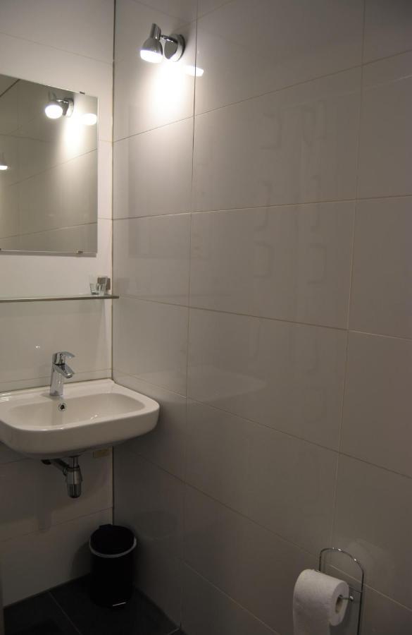 Deze driepersoonskamer heeft een gedeelde badkamer.
