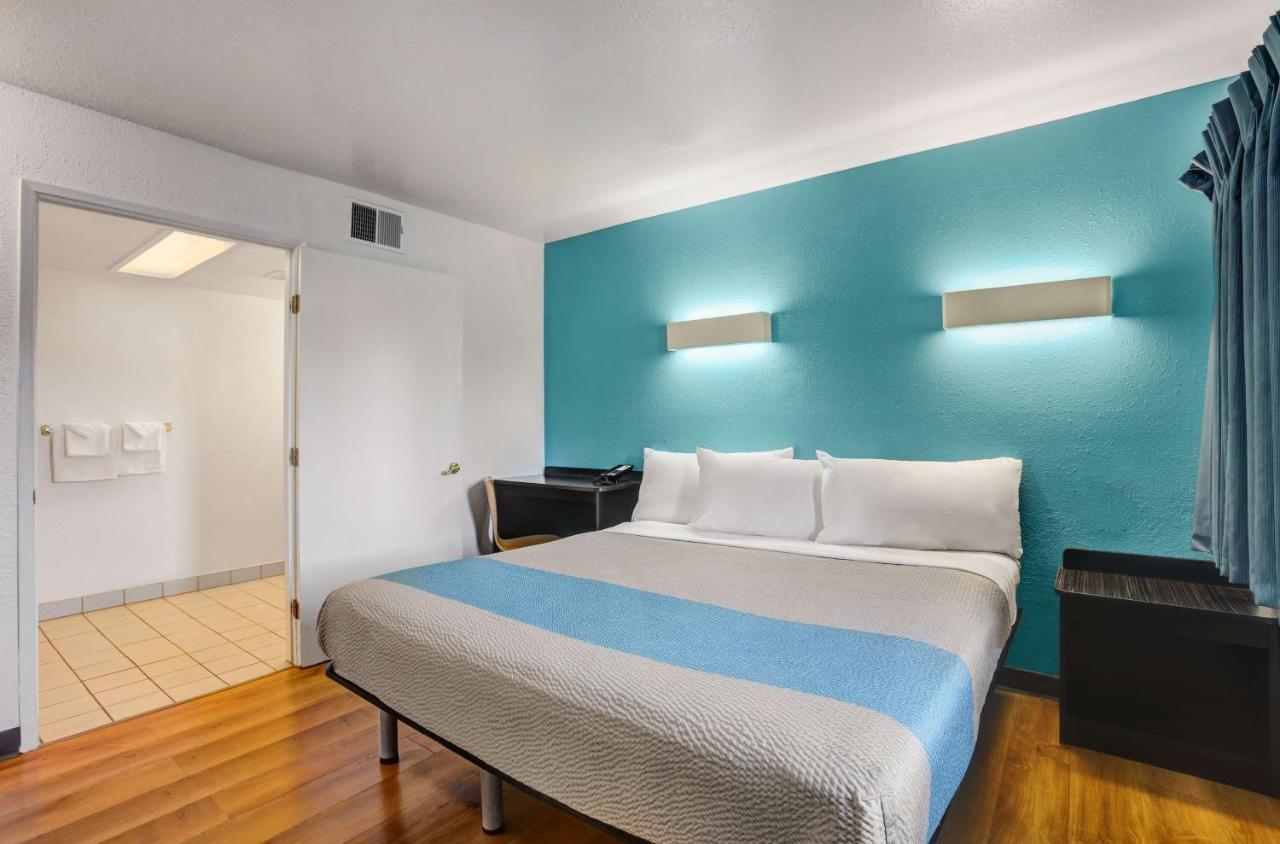 King Room - Disability Access - Non-Smoking