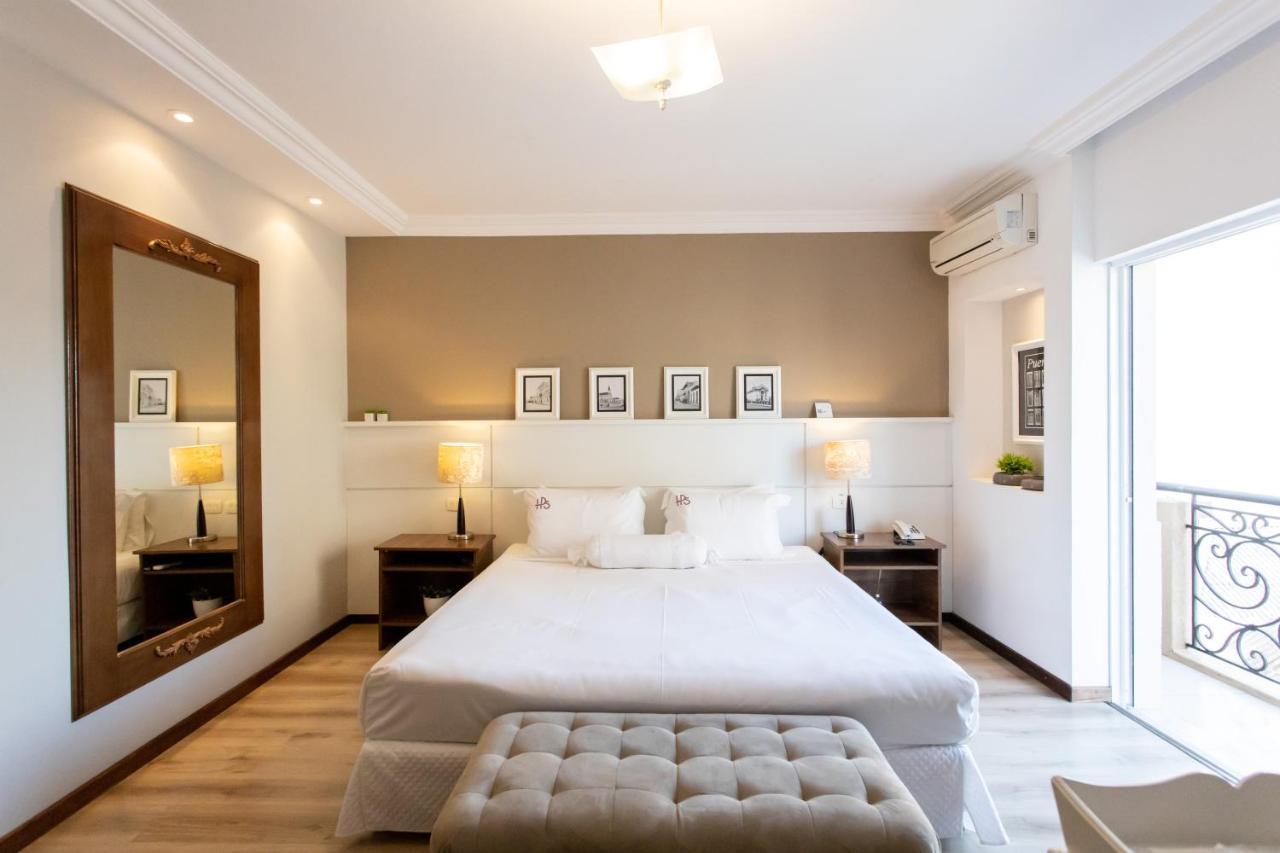Suíte com Cama King-size e Banheira de Hidromassagem