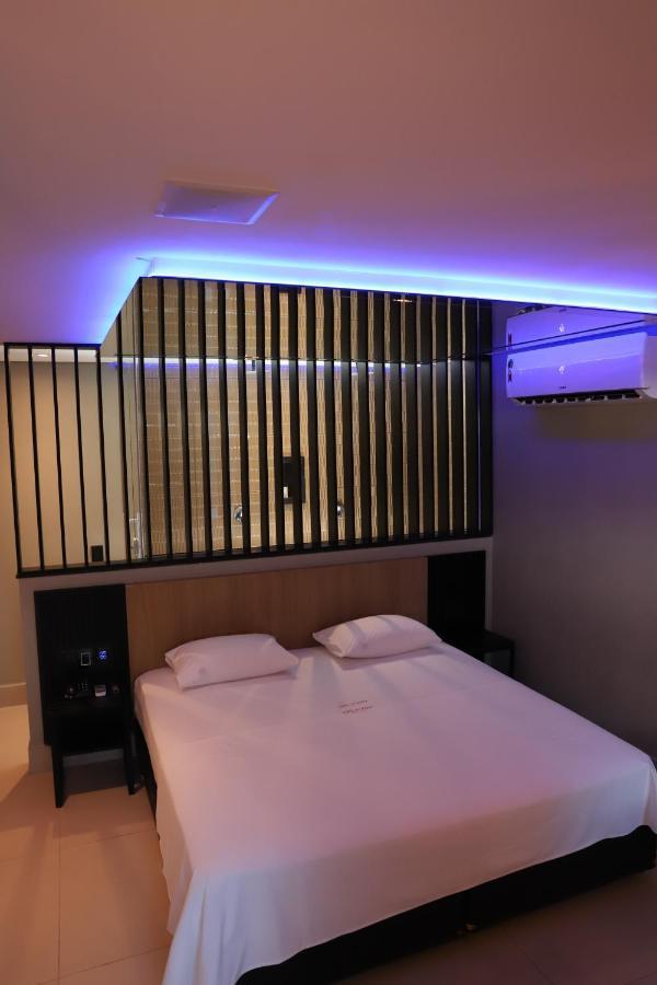 Quarto com Cama King-size e Banheira de Hidromassagem