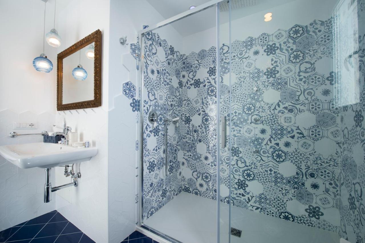 Suite con bañera de hidromasaje y cama grande