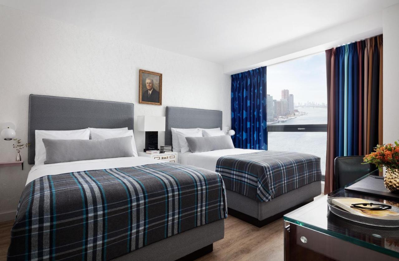 Premier Queen Kamer met 2 Queensize Bedden en Uitzicht op de Skyline
